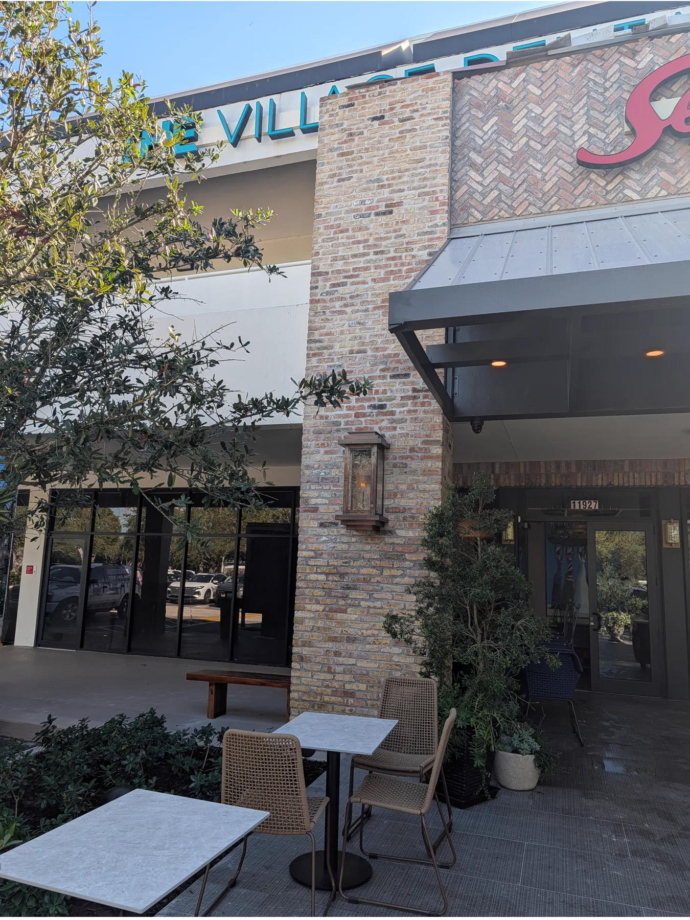 Old Chicago brick cladding at the Sergio’s Restaurant entrance in Pinecrest